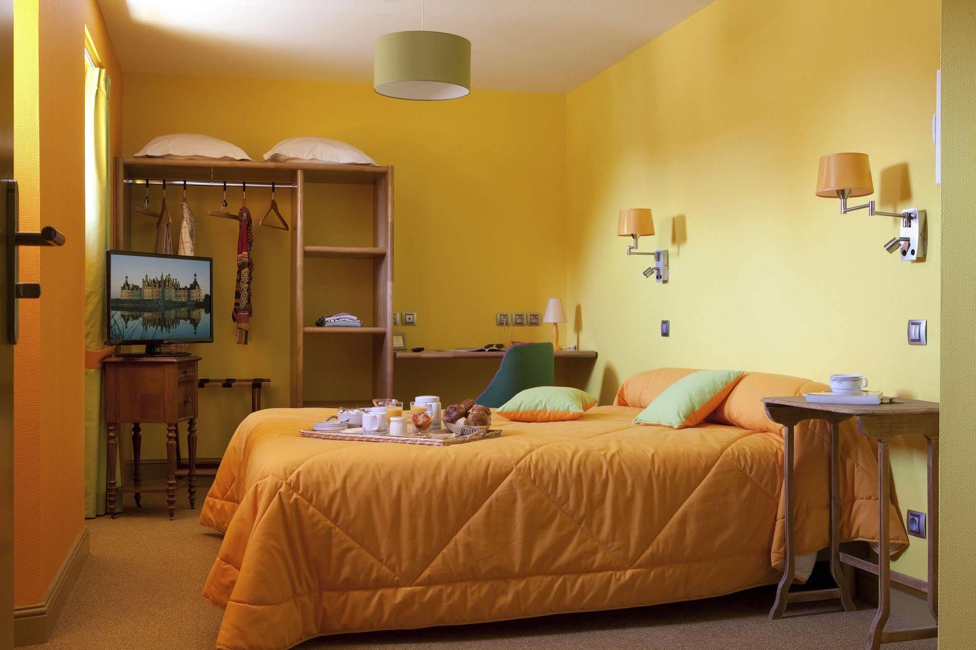 Logis Hotel O En Couleur Oucques-la-Nouvelle Eksteriør bilde